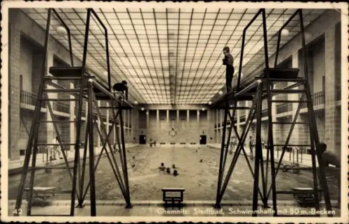 Ak Chemnitz in Sachsen,  Stadtbad, Schwimmhalle, 50 m-Becken, Schwimmer, Sprungturm