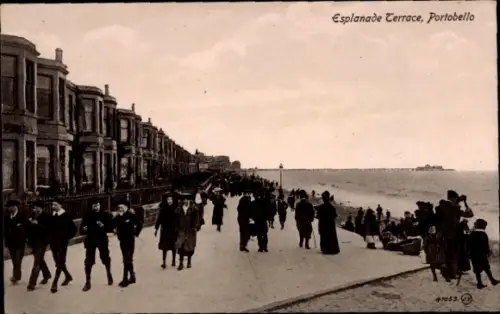 Ak Portobello near Edinburgh Schottland, Esplanade Terrace,  Menschen auf der Promenade, Meer im 