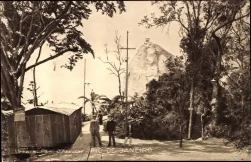 Ak Rio de Janeiro Brasilien, Zwei Männer, Baum, Felsen, Schriftzug Assucar, Rio de Janeiro