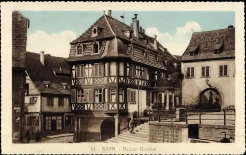 Ak Barr Elsass Bas Rhin, Fachwerkhaus Maison Burckel, Stadtansicht, Menschen auf der Straße