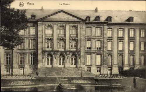 Ak Arras Pas de Calais,  Le Musée, Gebäude mit Brunnen, Bäume, Menschen