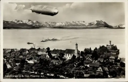 Ak Langenargen am Bodensee, Luftaufnahme von  Zeppelin, Berge im Hintergrund