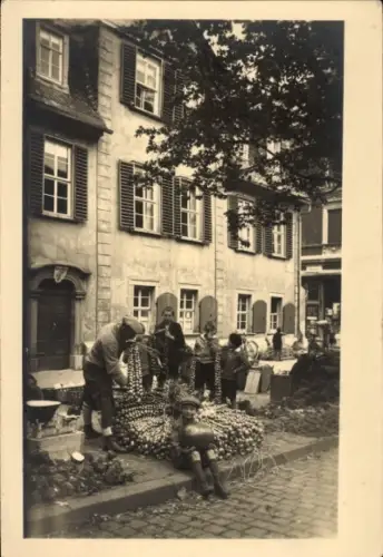 Foto Weimar in Thüringen, Marktstand, Gemüsehändler, Zwiebelzöpfe, Kind