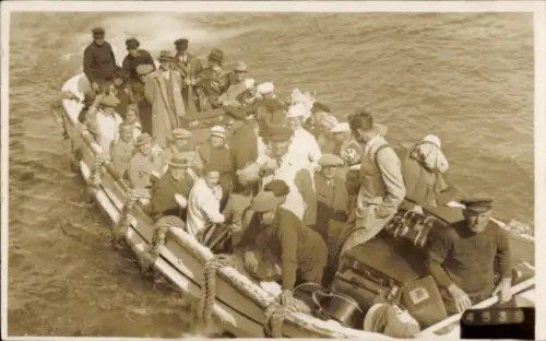 Foto Ak Menschen im Boot, Gruppenfoto