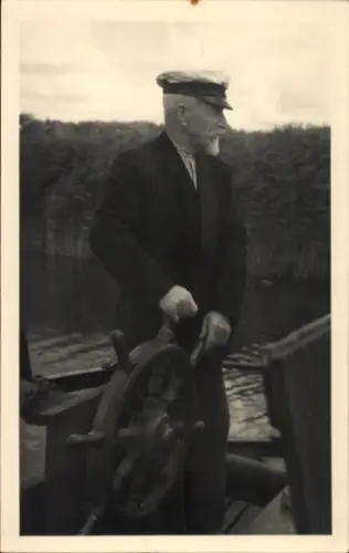 Foto Ak Seemann am Schiffsruder, Portrait