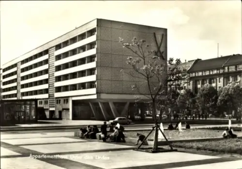 Ak Berlin Mitte, Appartementhaus Unter den Linden, moderne Architektur, wartende Menschen
