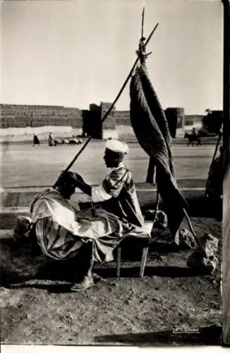 CPA Scenes et Types, Le coiffeur sous la tente