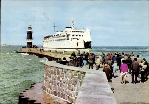 Ak Rostock Warnemünde, Mole mit einfahrendem Fährschiff Warnemünde