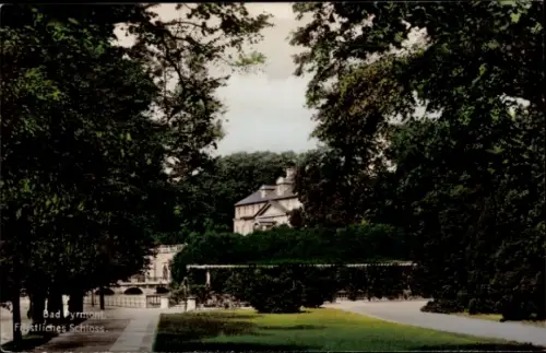 Ak Bad Pyrmont in Niedersachsen,  Festliches Schloss, Gartenlandschaft, Bäume
