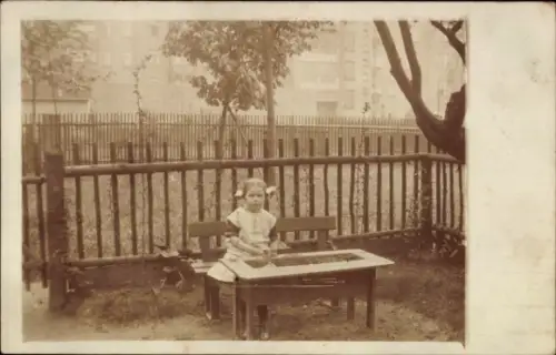 Ak Chemnitz in Sachsen, Mädchen am Tisch, Gartenzaun, Bäume, Spielzeug auf Tisch