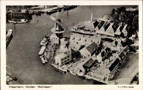 Ak Haarlem Nordholland Niederlande, Luftaufnahme von  Molen Adriaan, Boote, Häuser