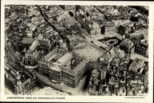 Ak Amsterdam Nordholland Niederlande, Luftaufnahme von  Dam, Königlicher Palast, Menschenmenge
