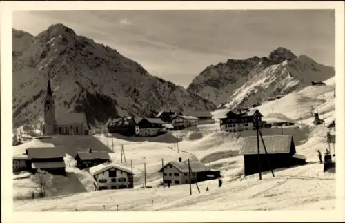 Ak Hirschegg Mittelberg im Kleinwalsertal Vorarlberg, Schneebedeckte Berge, Kirche, Häuser,  Zwöl