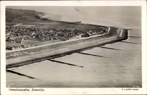 Ak Westkapelle Walcheren Zeeland, Luftaufnahme von  Zeedijk, Küstenlinie, Häuser, Wasser