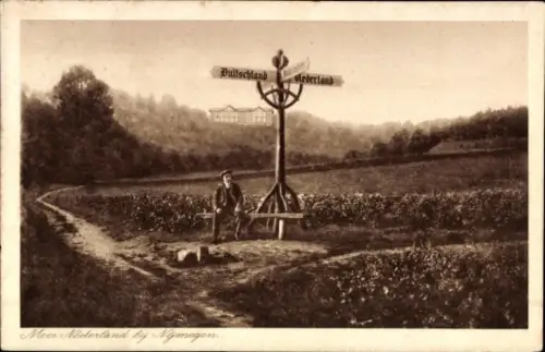 Ak Nijmegen Gelderland, Wegweiser mit den Aufschriften Deutschland, Nederland, Mann auf der Wiese