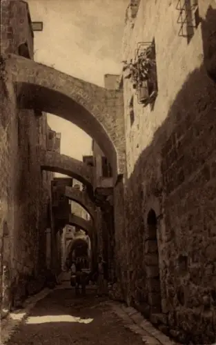 Ak Jerusalem Israel, Gasse mit Bögen, Steinhäuser, Menschen, Pferd,  Atmosphäre