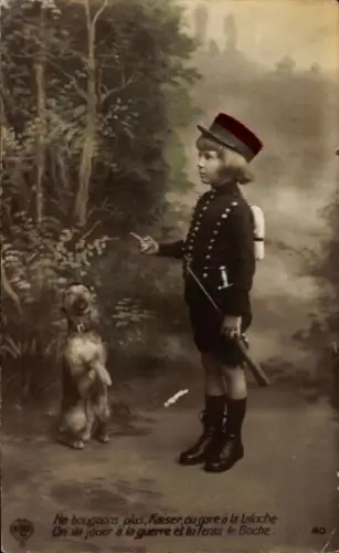 Ak Junge in französischer Uniform, dressierter Hund