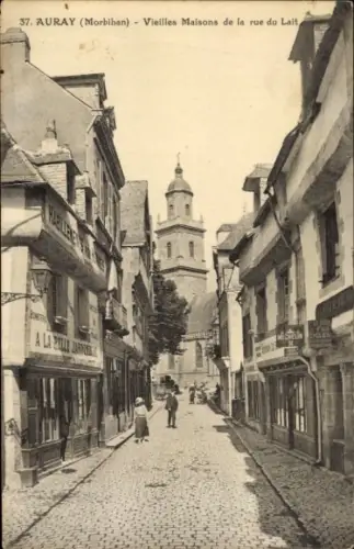 Ak Auray Morbihan, Alte Häuser in der Rue du Lait, Kirchturm sichtbar, Kopfsteinpflasterstraße
