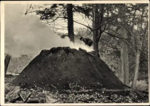 Ak Köhler bei der Arbeit auf einem Kohlenmeiler
