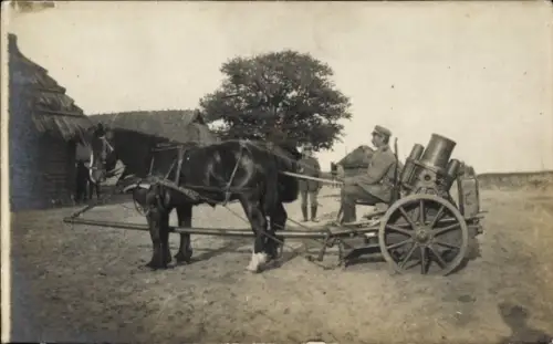 Foto Ak bespannte Artillerie, Geschütz mit Zugpferden, deutscher Soldat in Uniform, 1. WK