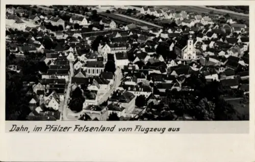 Ak Dahn in der Pfalz, Luftaufnahme von  Pfälzer Felsenland, Häuseransicht, Kirche