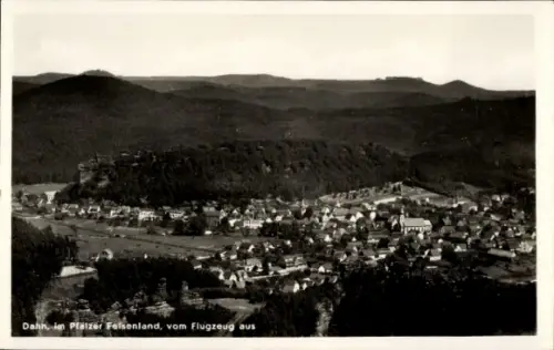 Ak Dahn in der Pfalz, Luftaufnahme von  Pfälzer Felsenland, Häuser, Landschaft
