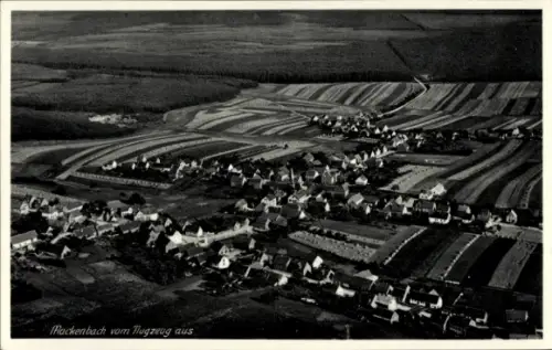 Ak Mackenbach in der Pfalz, Luftaufnahme von  Häuser, Felder, Landschaft, schwarz-weiß