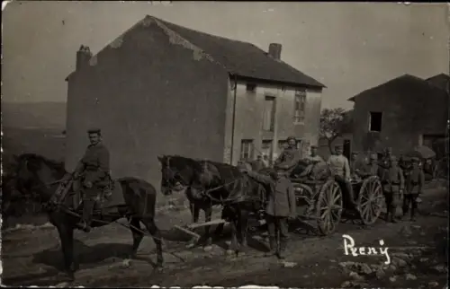 Foto Ak Prény Meurthe et Moselle, deutsche Soldaten in Uniform, Armeefuhrwerke, 1. WK