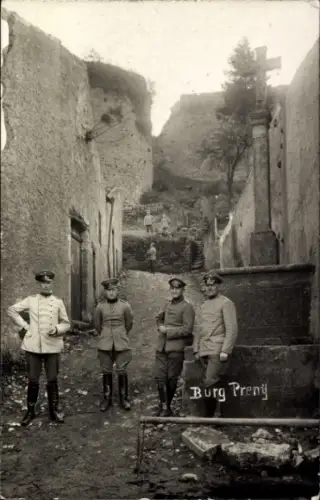 Foto Ak Prény Meurthe et Moselle, Burg Prény, deutsche Soldaten in Uniform, 1. WK