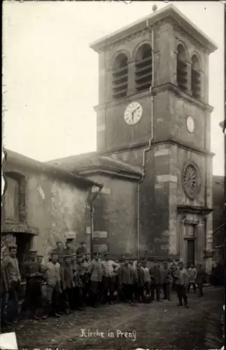 Foto Ak Prény Meurthe et Moselle, Kirche, deutsche Soldaten in Uniform, 1. WK