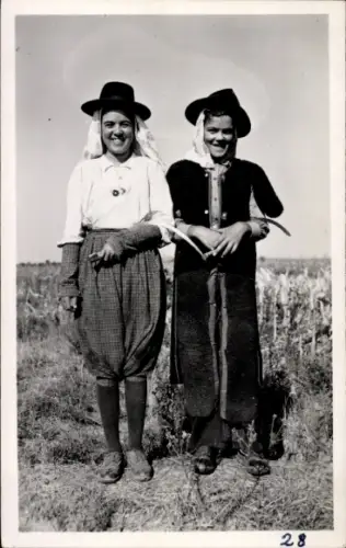 Foto Ak Zwei junge Frauen in Trachten, Feld