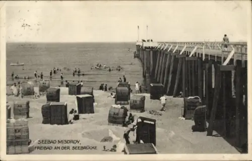 Ak Międzyzdroje Ostseebad Misdroy Pommern, Seebad  Freibad an der Seebrücke, Strand, Pier, Badegä