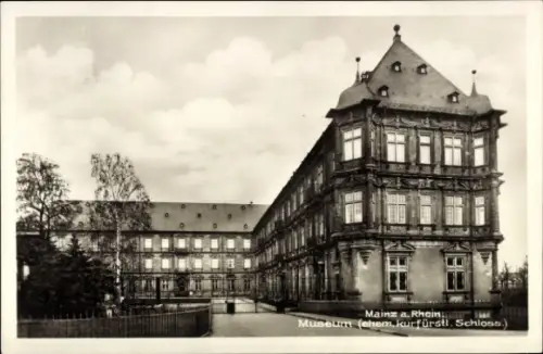 Ak Mainz am Rhein, Museum, ehemaliges kurfürstliches Schloss, Mainz am Rhein