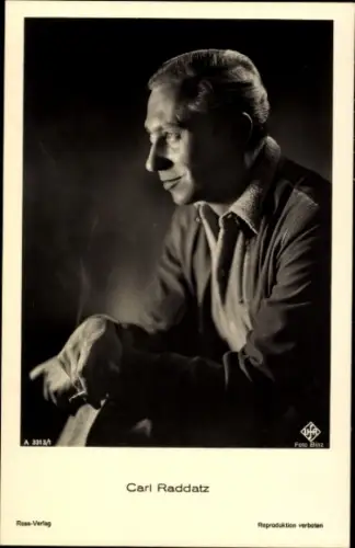 Ak Schauspieler Carl Raddatz, Ross Verlag 3313 1, UFA, Portrait im Profil, Zigarette