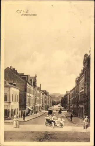 Ak Hof an der Saale Oberfranken Bayern,  Marienstraße, alte Straßenansicht, Personen und Auto