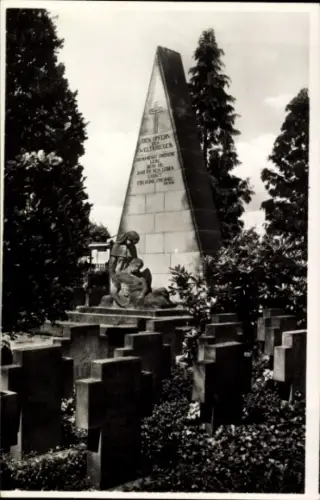 Ak Großröhrsdorf in Sachsen, Ehrenmal, Grabsteine, Kreuz, Statue, Gedenkstätte