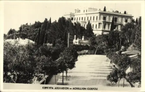 Ak Korfu Griechenland, Achillion Corfu, grüne Bäume, Weg, Gebäude im Hintergrund