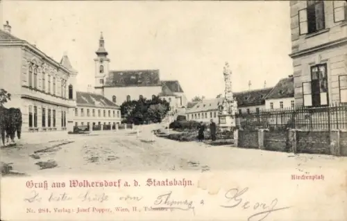 Ak Wolkersdorf im Weinviertel Niederösterreich, Kirche, Straßenansicht,  Statue