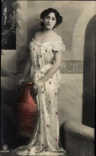 Ak Junge Frau im weißen Kleid, Amphore, coloriert