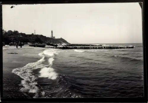 Foto Ak Niechorze Seebad Horst Pommern, Partie am Ufer, Wellen, Leuchtturm