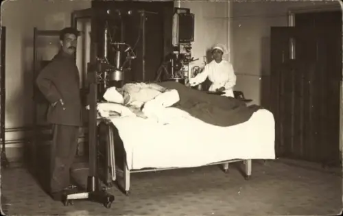 Foto Ak Lazarett, Krankenschwester, Soldat, Röntgen
