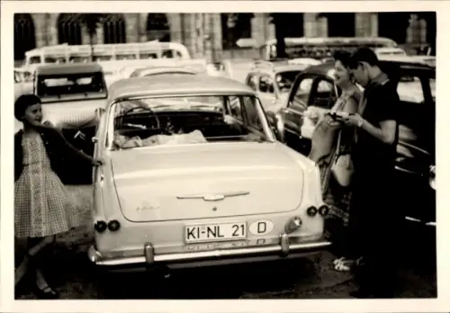 Foto Familie am PKW KI NL 21 D, Parkplatz