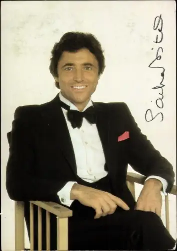 Ak Sänger Sacha Distel, Anzug, Fliege, Autogramm