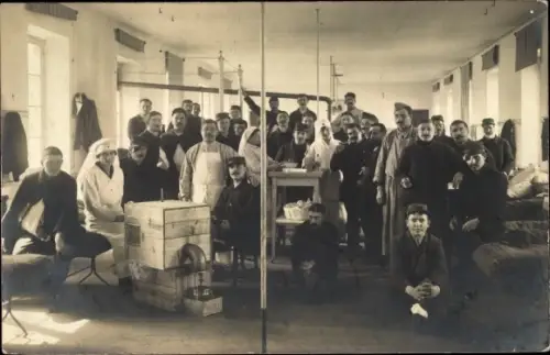 Foto Ak Innenansicht von einem Lazarett, Krankenschwestern, Soldaten, I WK