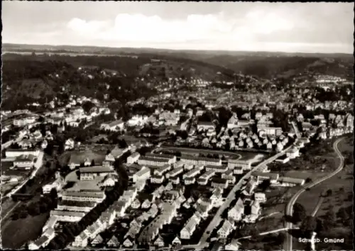 Ak Schwäbisch Gmünd in Württemberg, Luftaufnahme von  Stadtansicht, Häuser, Landschaft