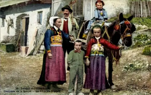 Ak Saint Jean d'Arvey Savoie, Familie in Volkstrachten
