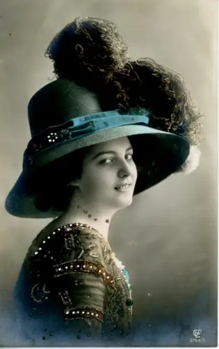 Glitzer Ak Frau-Porträt, Hut mit Federn