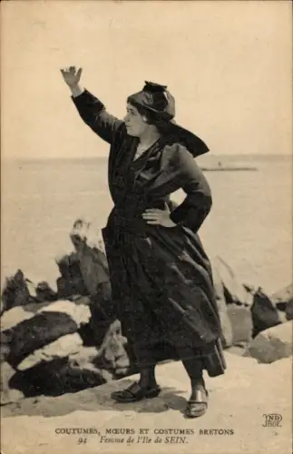 Ak Moeurs et Costumes Bretones, Femme de l'Ile de Sein, Volkstracht