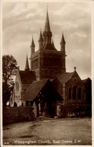 Ak East Cowes Isle of Wight England, Whippingham Church,  I.W., Kirche mit Türmen,  Architektur