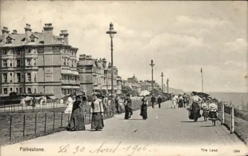 Ak Folkestone Kent England,  The Leas, Spaziergänger, Sonnenschirme, 30. April 1906
